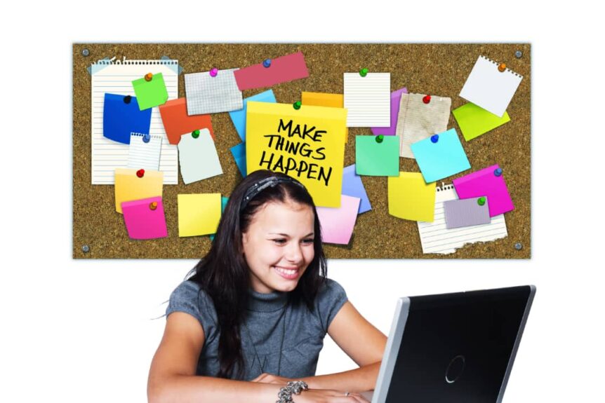 Lady with the right Emtrepreneur minset in front of her laptop